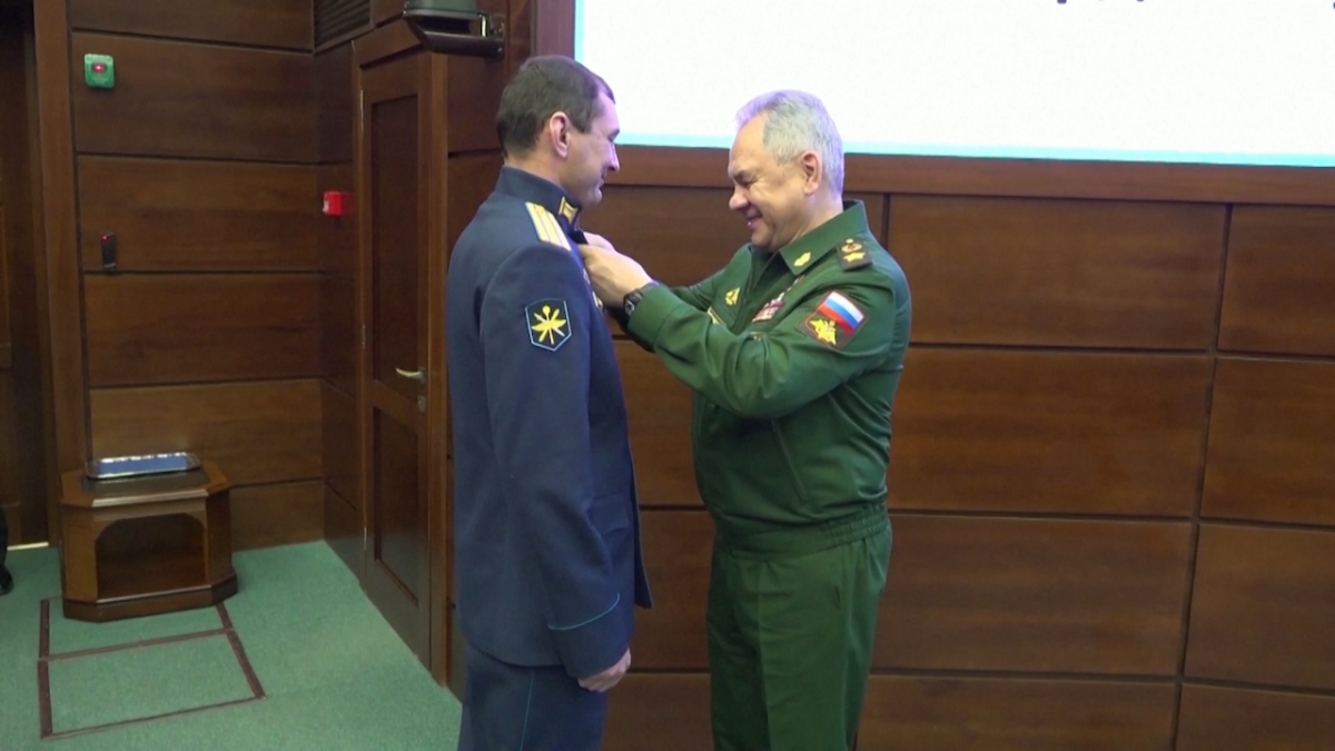 Nga trao thưởng cho phi công tiêm kích Su-27 chặn UAV Mỹ